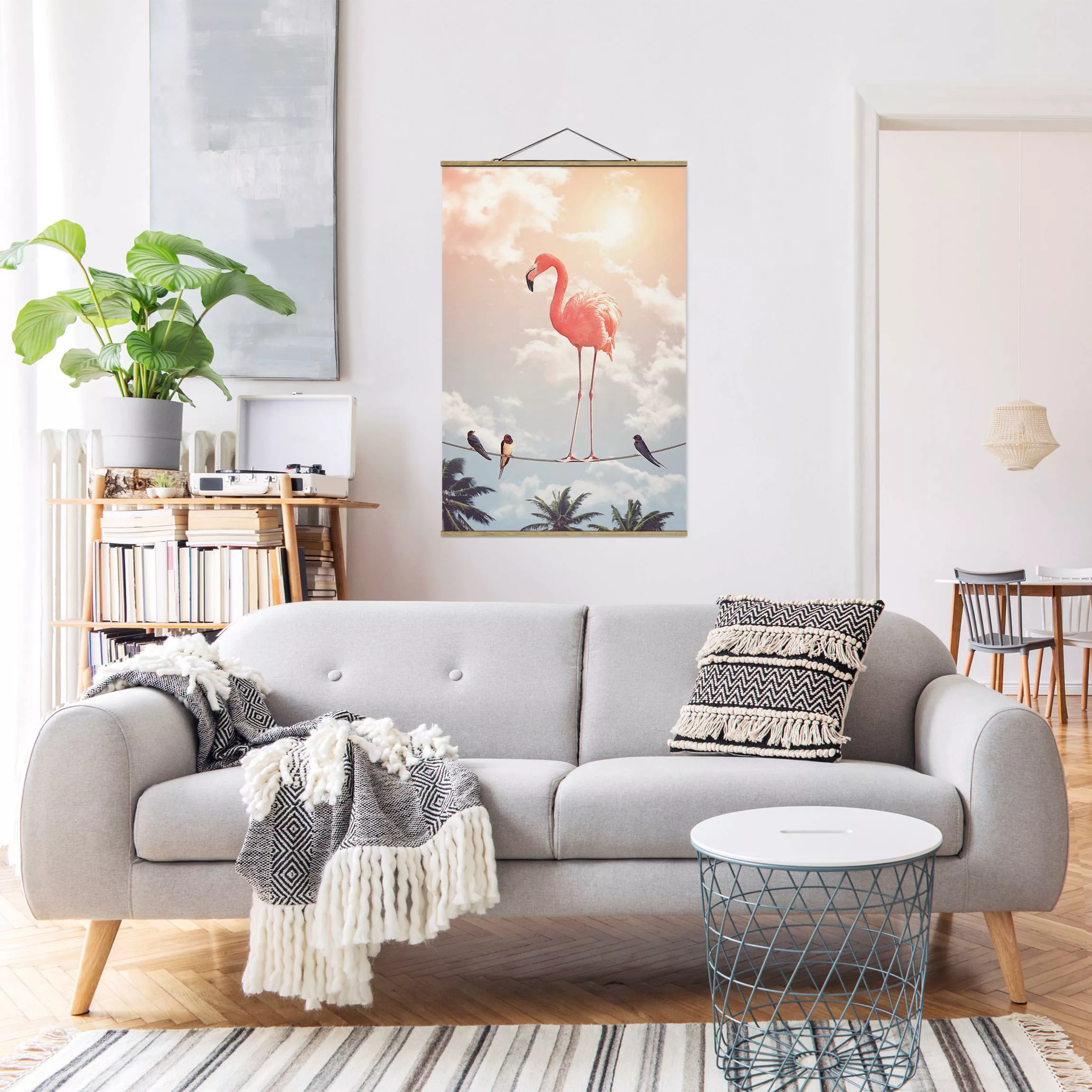 Stoffbild Tiere mit Posterleisten - Hochformat Himmel mit Flamingo günstig online kaufen