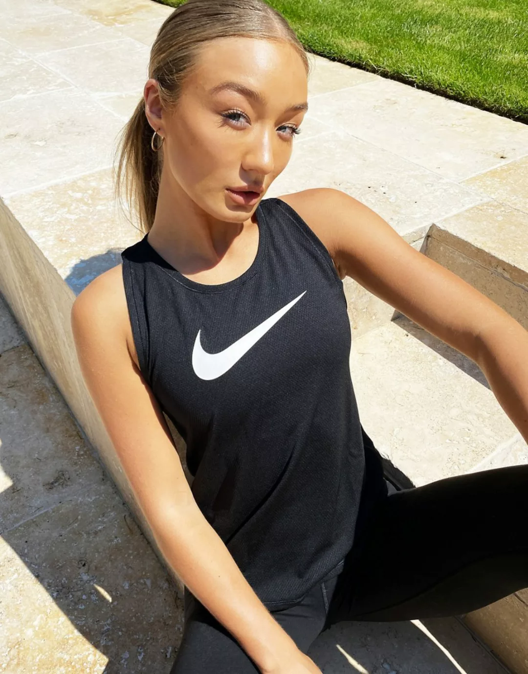 Nike Running – Schwarzes Tanktop mit Swoosh-Logo günstig online kaufen