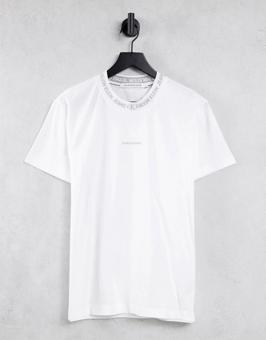 Calvin Klein Jeans – T-Shirt aus Jacquard in Weiß mit Logo am Halsausschnit günstig online kaufen