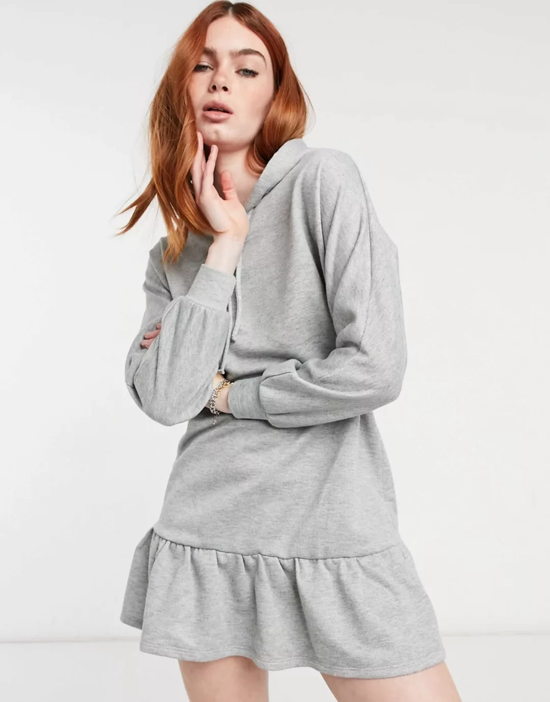 New Look – Sweatshirt-Kleid mit Kapuze und Rüschensaum in Kalkgrau günstig online kaufen