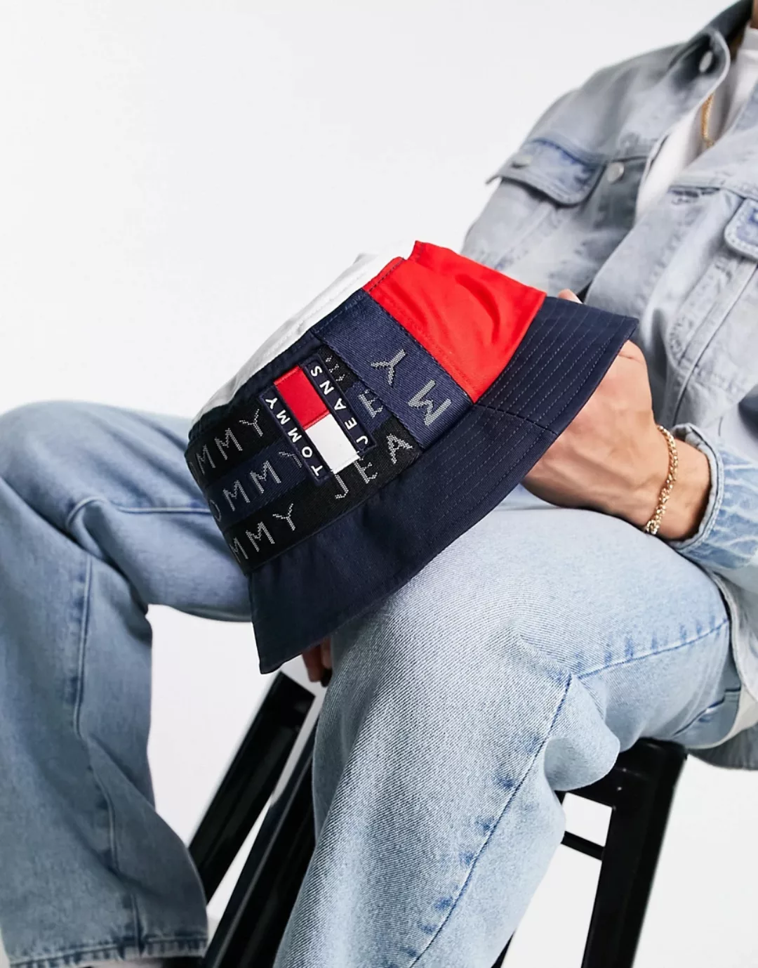 Tommy Jeans – Anglerhut in Marineblau mit durchgehendem Logomuster günstig online kaufen