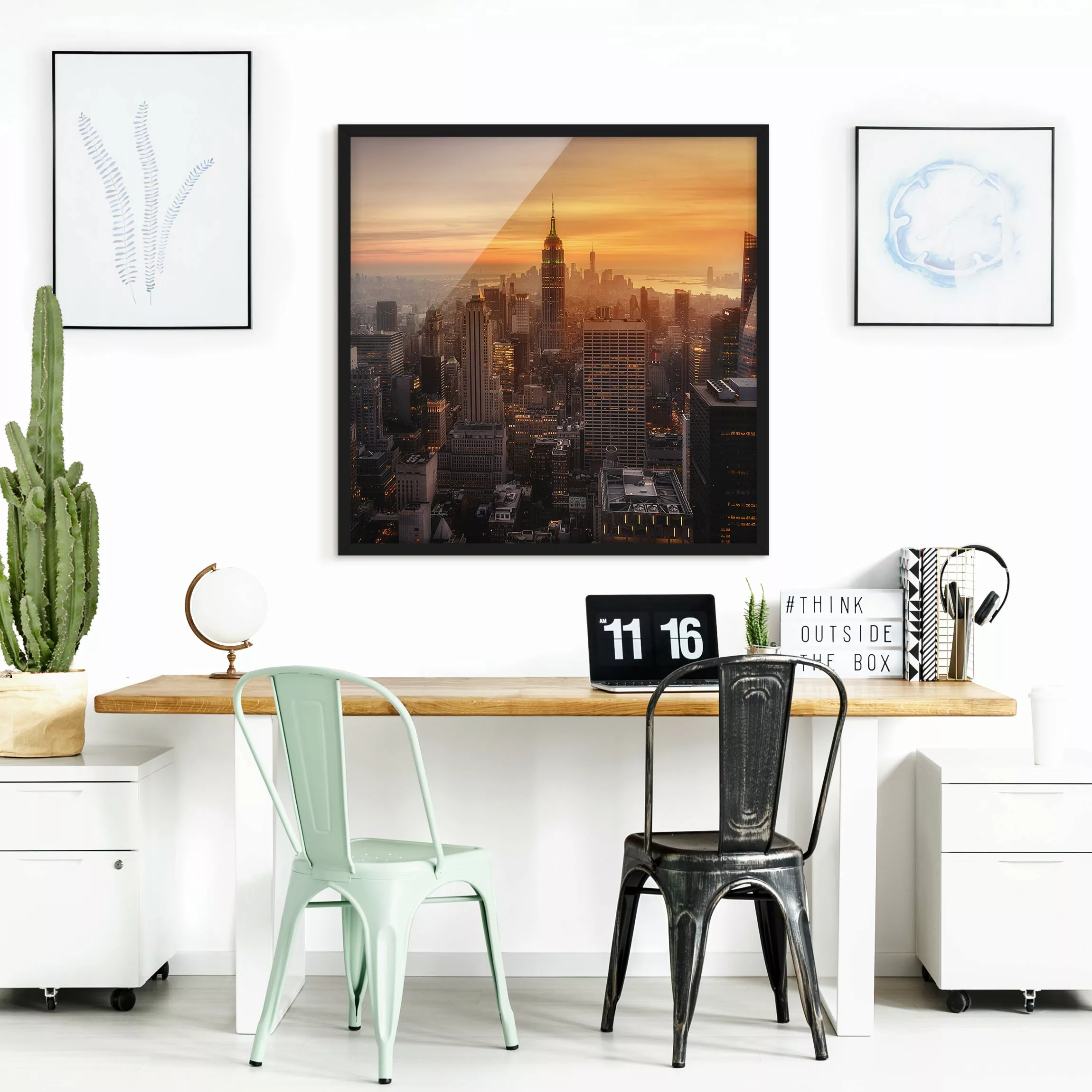 Bild mit Rahmen Architektur & Skyline - Quadrat Manhattan Skyline Abendstim günstig online kaufen