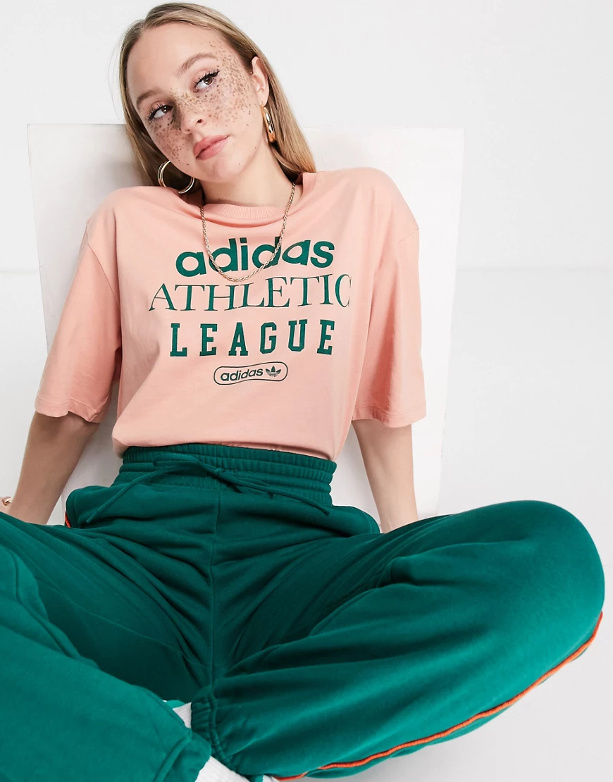 adidas Originals – Retro Luxury – T-Shirt in Zartrosa mit Schriftzug günstig online kaufen