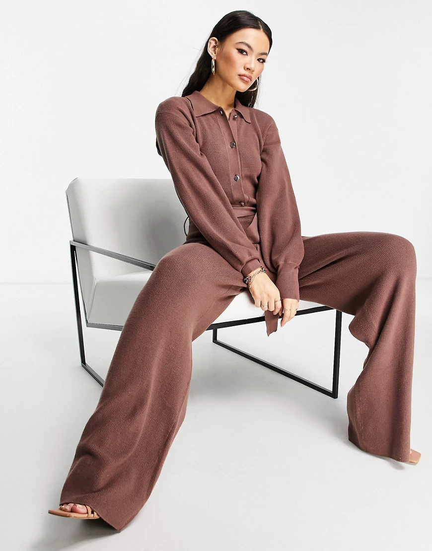 Aria Cove – Jumpsuit aus Strick in Kaffee mit drapiertem Detail-Brünette günstig online kaufen