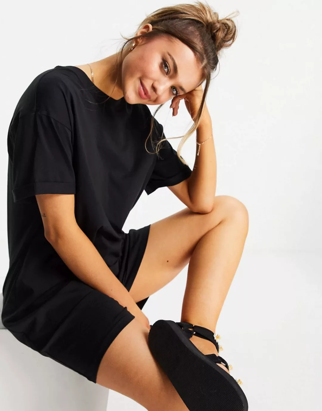 Pieces – Kurzes T-Shirt-Kleid in Schwarz günstig online kaufen