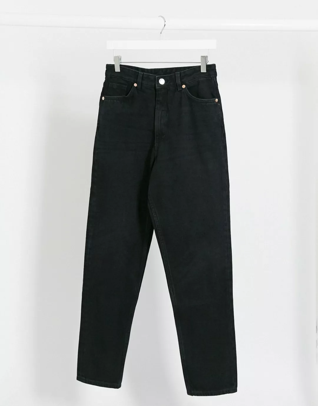 Monki – Taiki – Mom-Jeans mit hoher Taille und Bio-Baumwolle in verwaschene günstig online kaufen