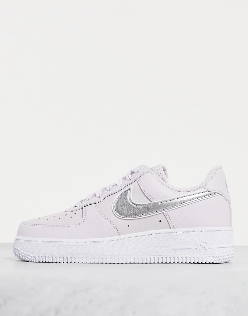 Nike – Air Force 1 '07 Essential – Sneaker in Lila und Metallic-Silber mit günstig online kaufen