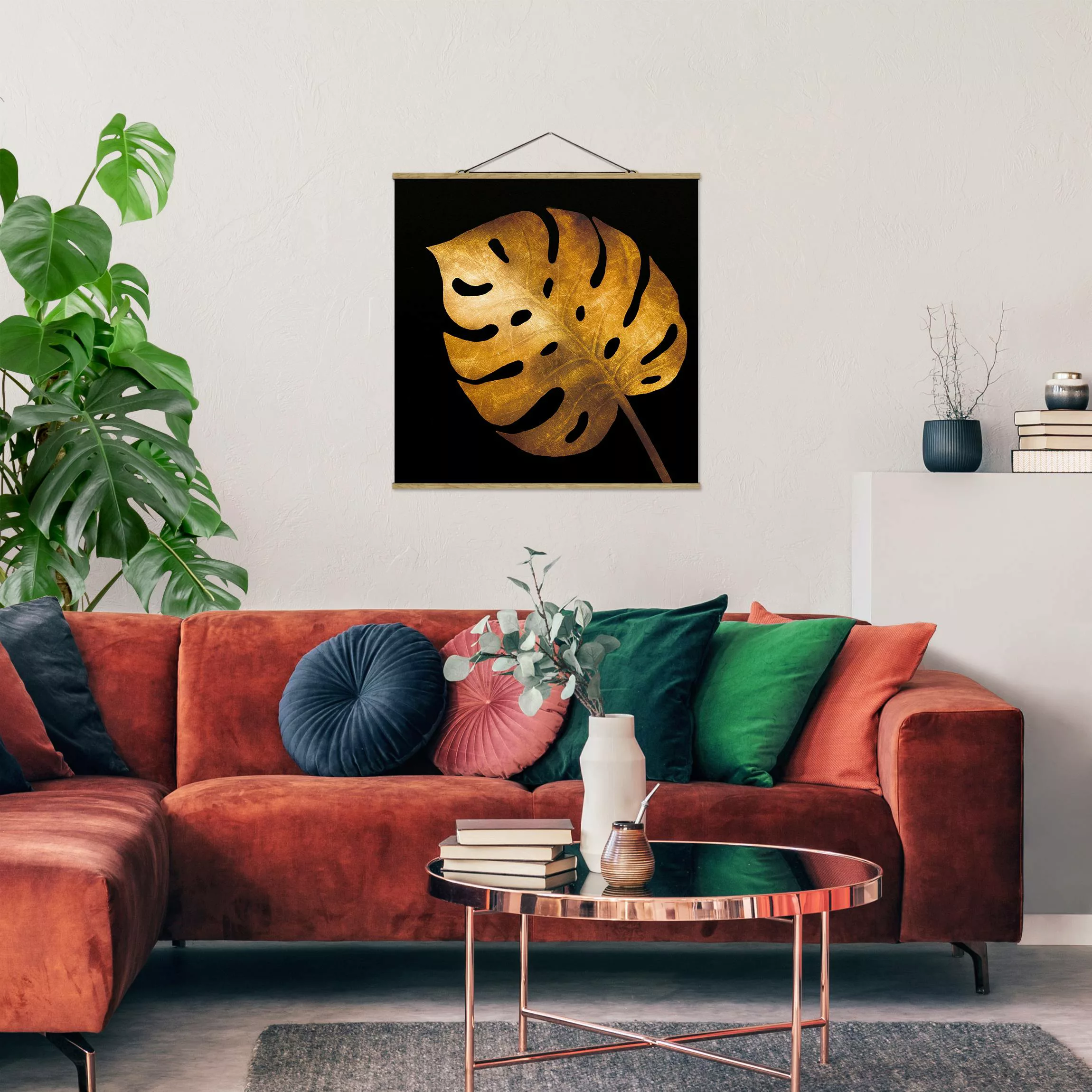 Stoffbild Blumen mit Posterleisten - Quadrat Gold - Monstera auf Schwarz günstig online kaufen