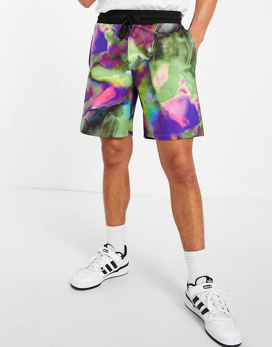 ASOS DESIGN – Locker geschnittene Festival-Shorts mit durchgehendem Muster, günstig online kaufen