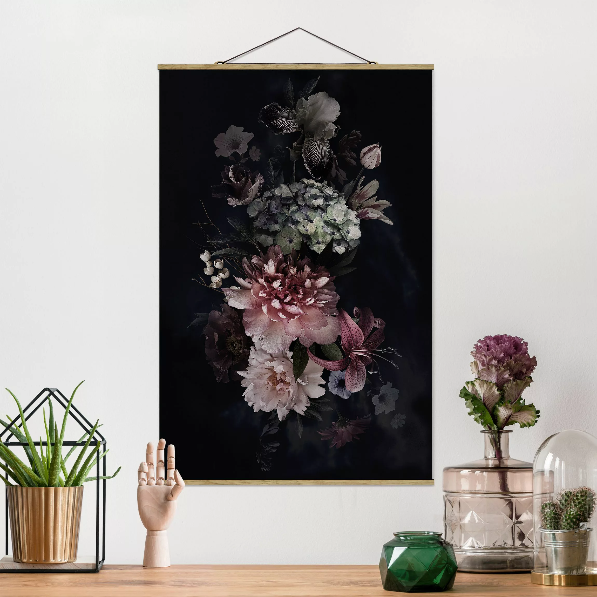 Stoffbild Blumen mit Posterleisten - Hochformat Blumen mit Nebel auf Schwar günstig online kaufen