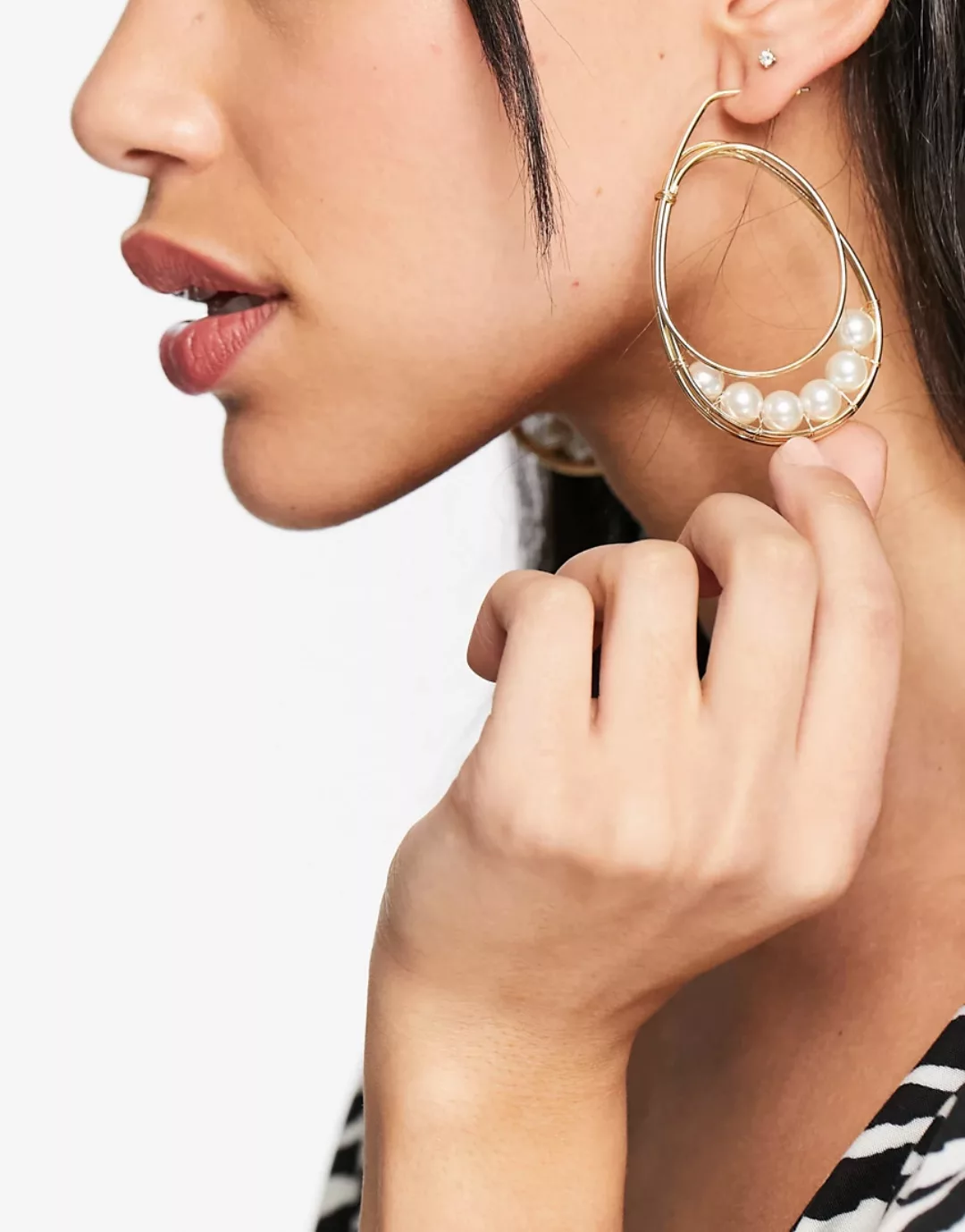 ASOS DESIGN – Goldfarbene Ohrringe mit abstraktem Perlen-Design günstig online kaufen