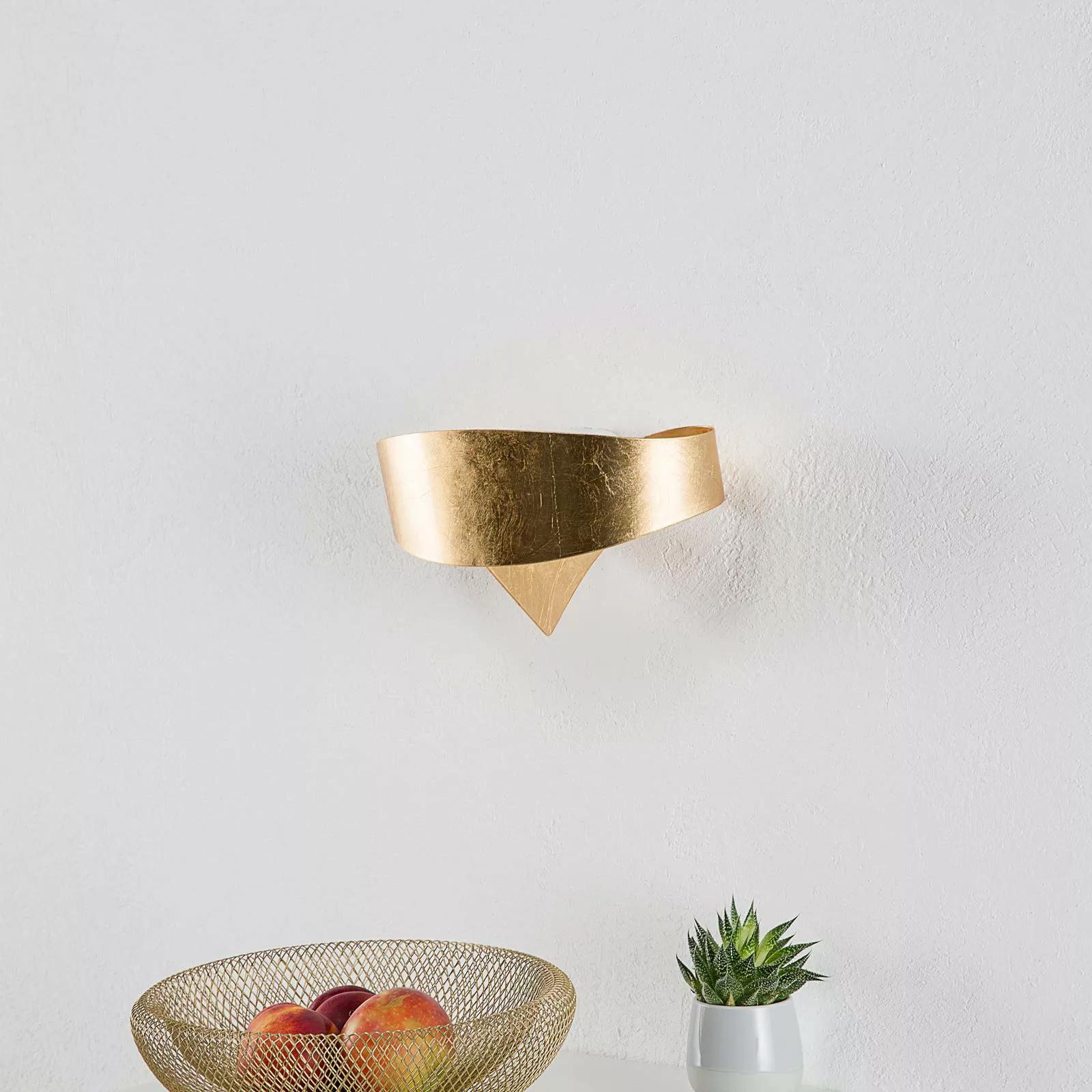 Goldene Designer-Wandleuchte Scudo günstig online kaufen