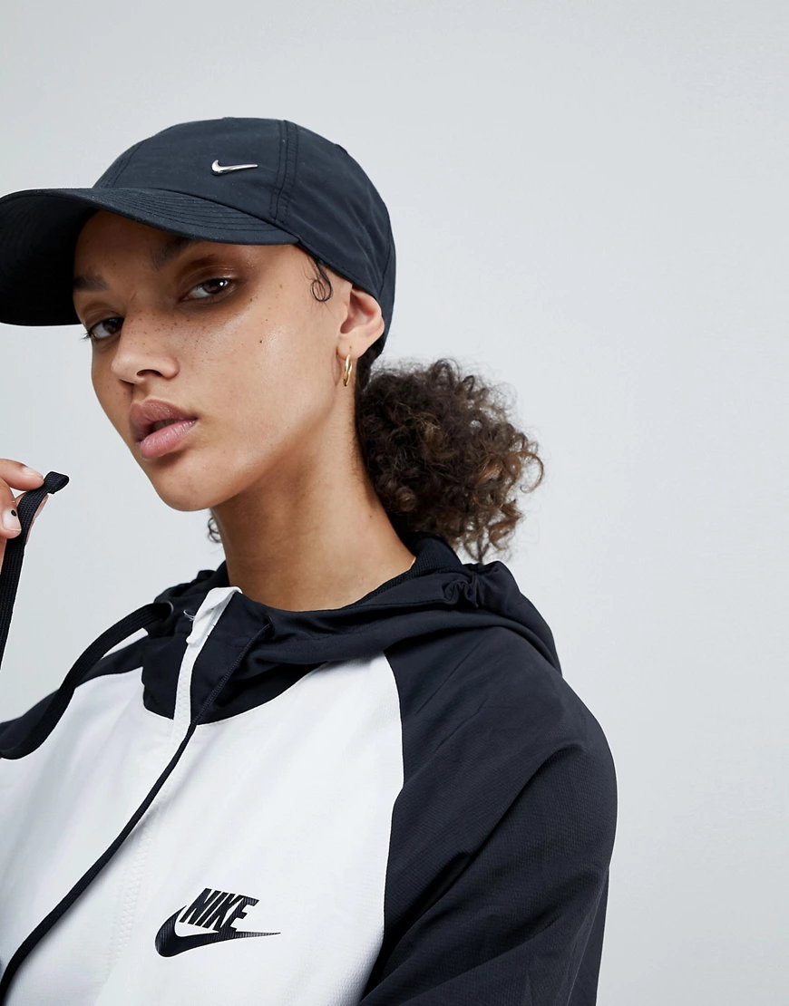 Nike – Heritage – Kappe in Schwarz mit Swoosh-Logo-Mehrfarbig günstig online kaufen