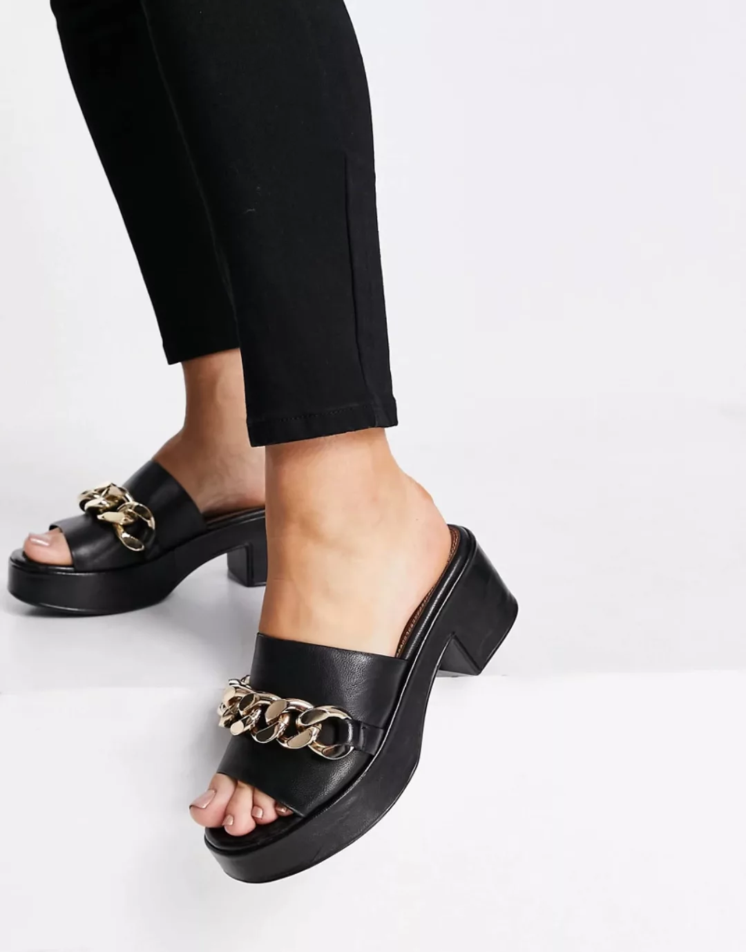 ASOS DESIGN – Heidi – Premium-Sandalen aus Leder mit Kettendetail und mitte günstig online kaufen