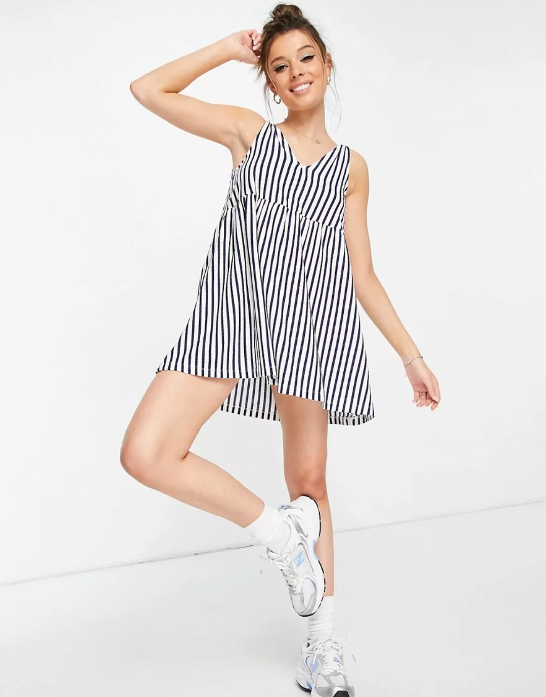 ASOS DESIGN – Mini-Hängerkleid mit Schulterschnürung in Marineblau und Weiß günstig online kaufen