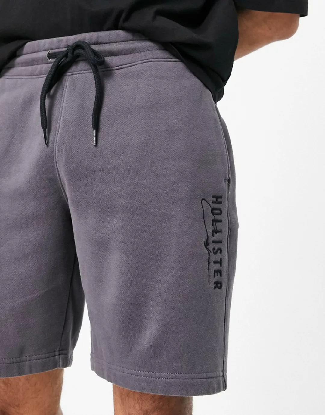 Hollister – Sweat-Shorts in Dunkelgrau mit modernem Tech-Logo günstig online kaufen