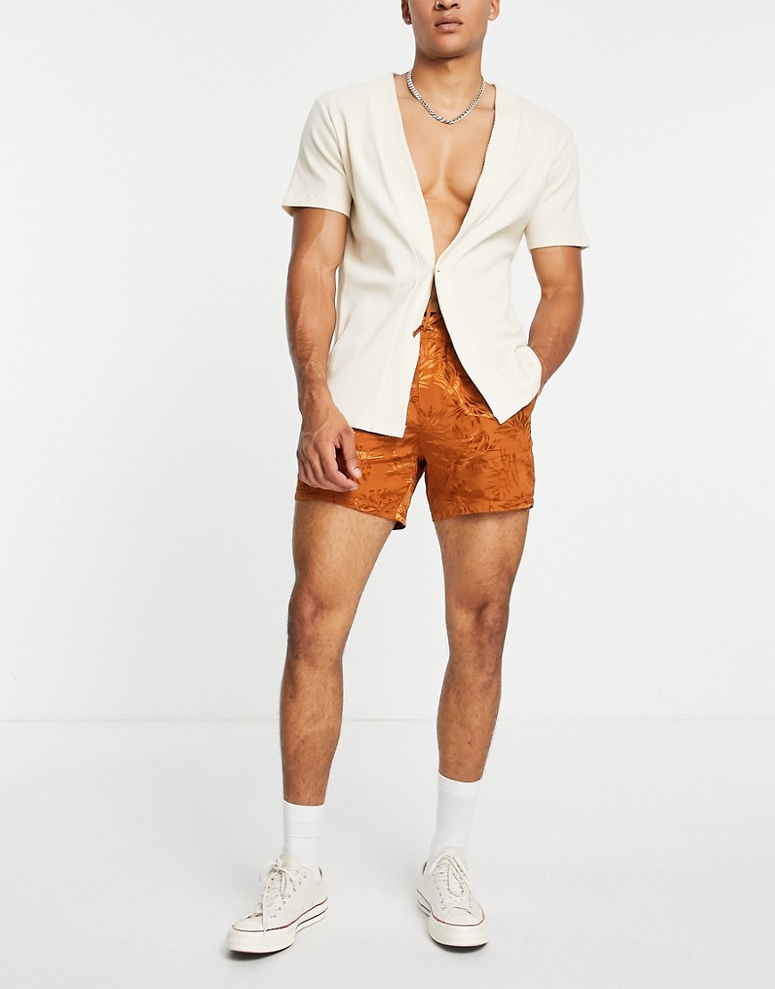 ASOS DESIGN – Schmal geschnittene Shorts mit Satin-Palmenmuster-Braun günstig online kaufen