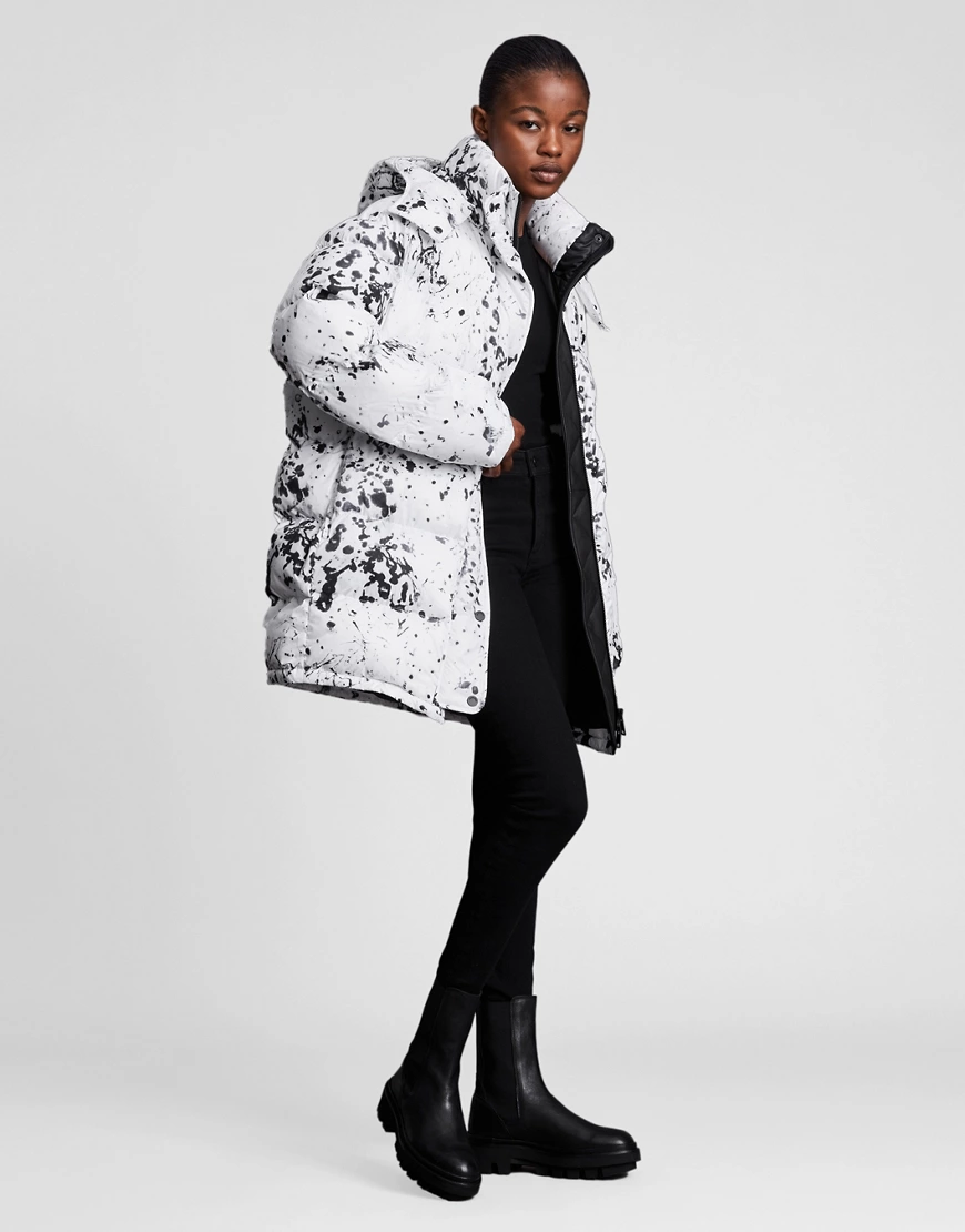 AllSaints – Pember – Wattierte Jacke in Schwarz und Weiß-Mehrfarbig günstig online kaufen