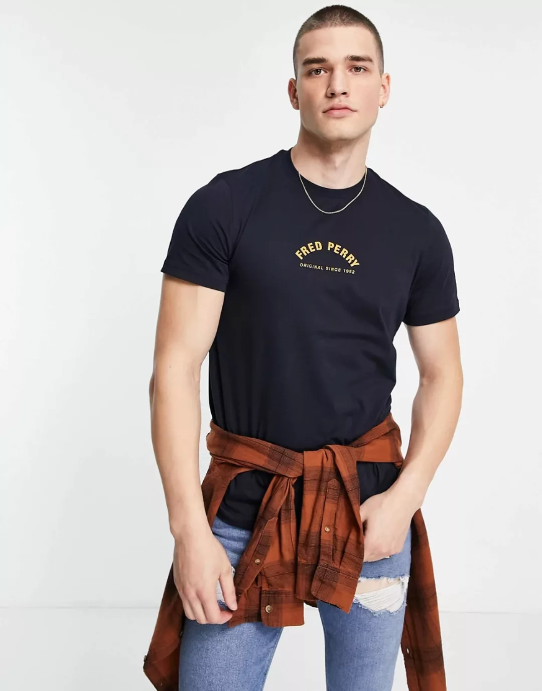Fred Perry – Arch – T-Shirt in Navy mit Logo-Marineblau günstig online kaufen
