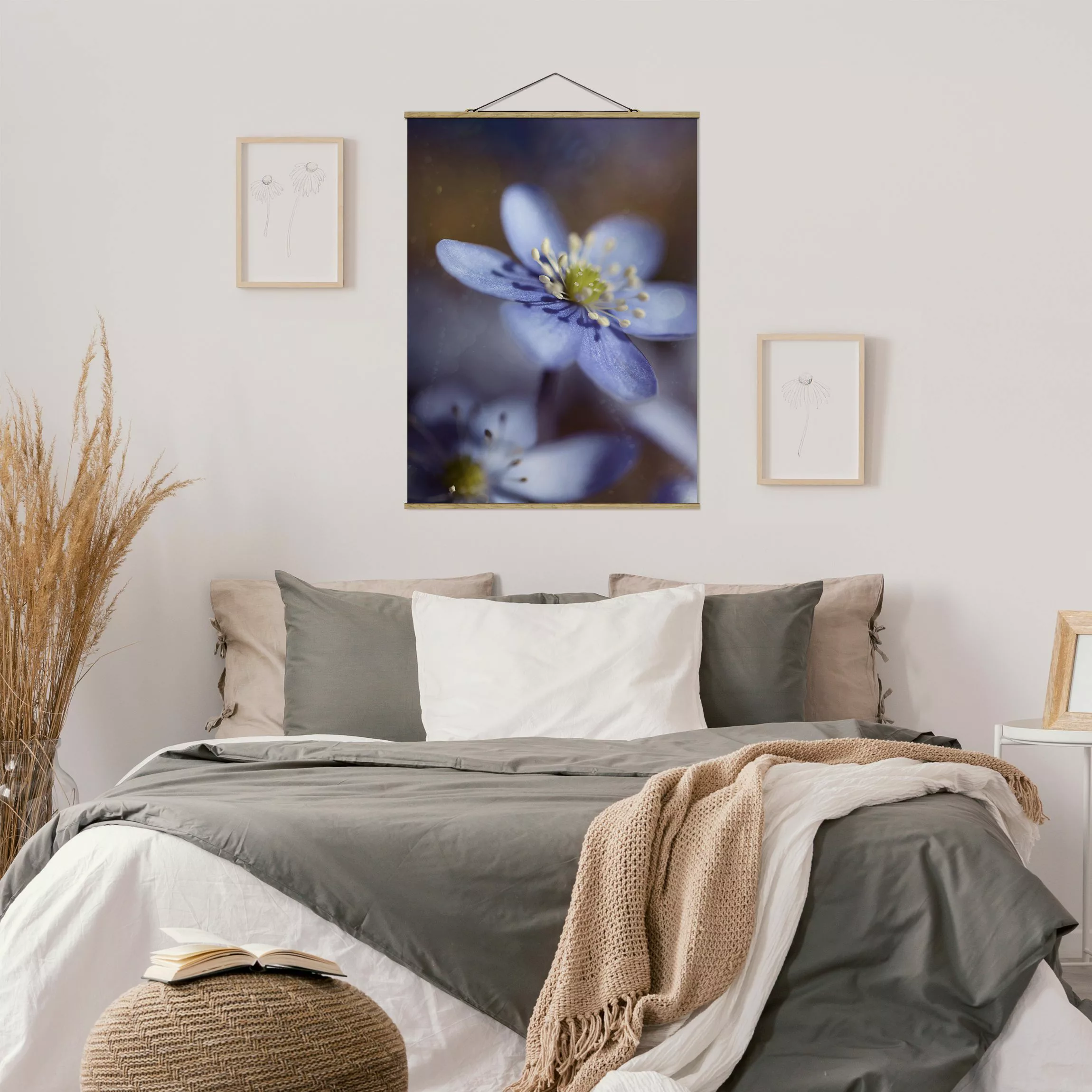 Stoffbild Blumen mit Posterleisten - Hochformat Anemonen in Blau günstig online kaufen