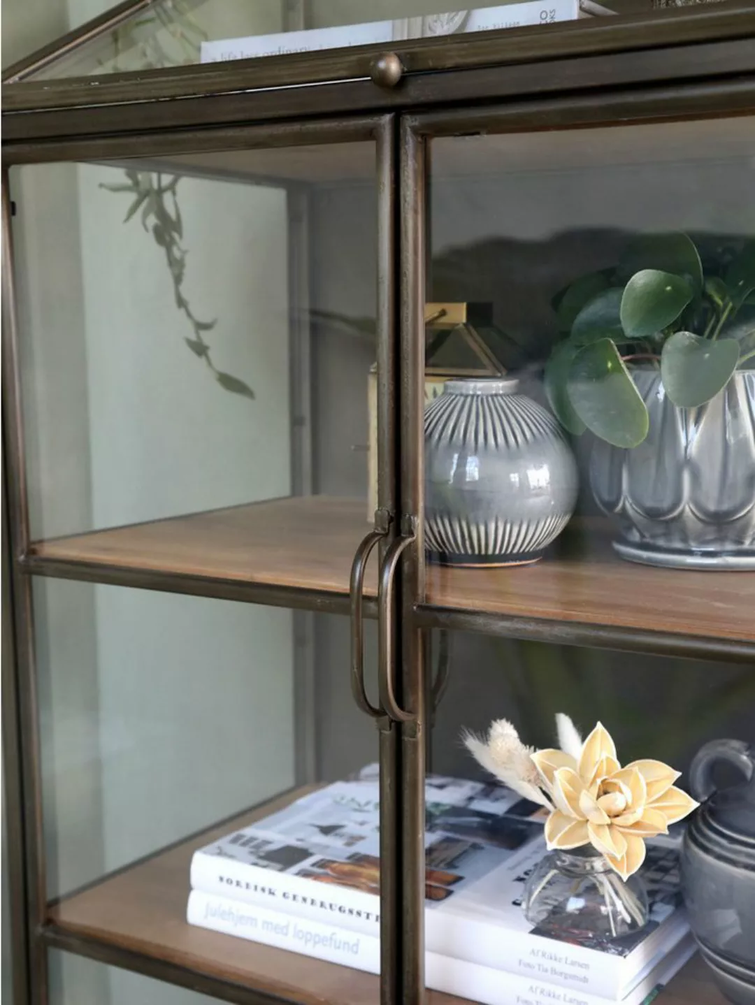 Chic Antique Vitrine Industrial Vitrine Showcase Kent Metall Glas günstig online kaufen