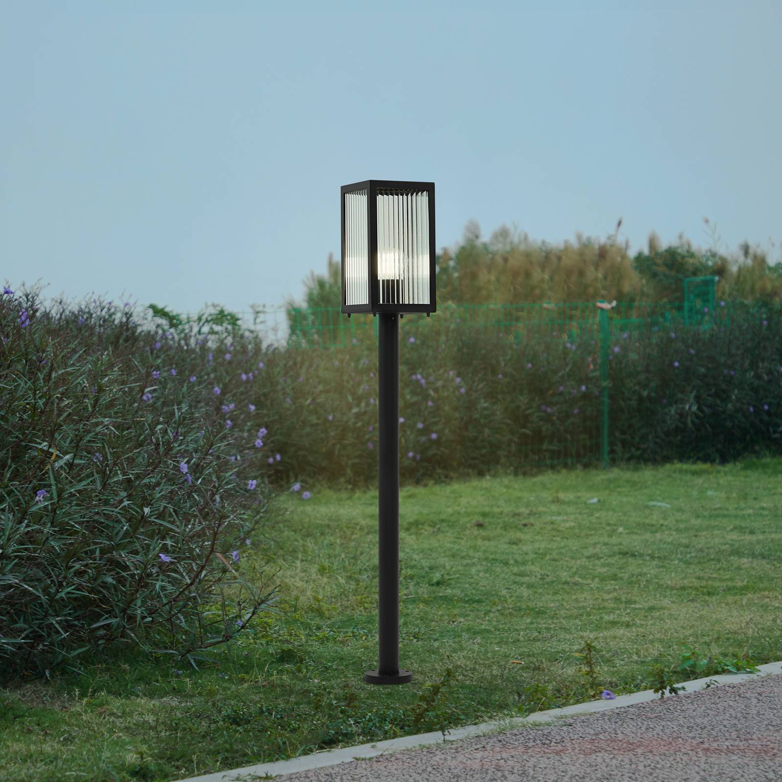 Lindby Wegeleuchte Bolgar, schwarz, Metall, Glas, 15 cm günstig online kaufen