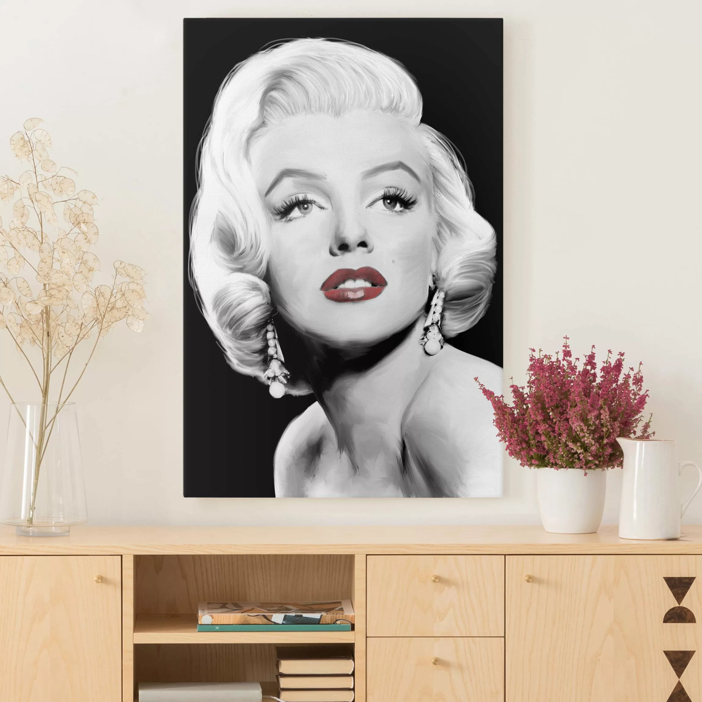 Leinwandbild Schwarz-Weiß - Hochformat Marilyn mit Ohrschmuck günstig online kaufen