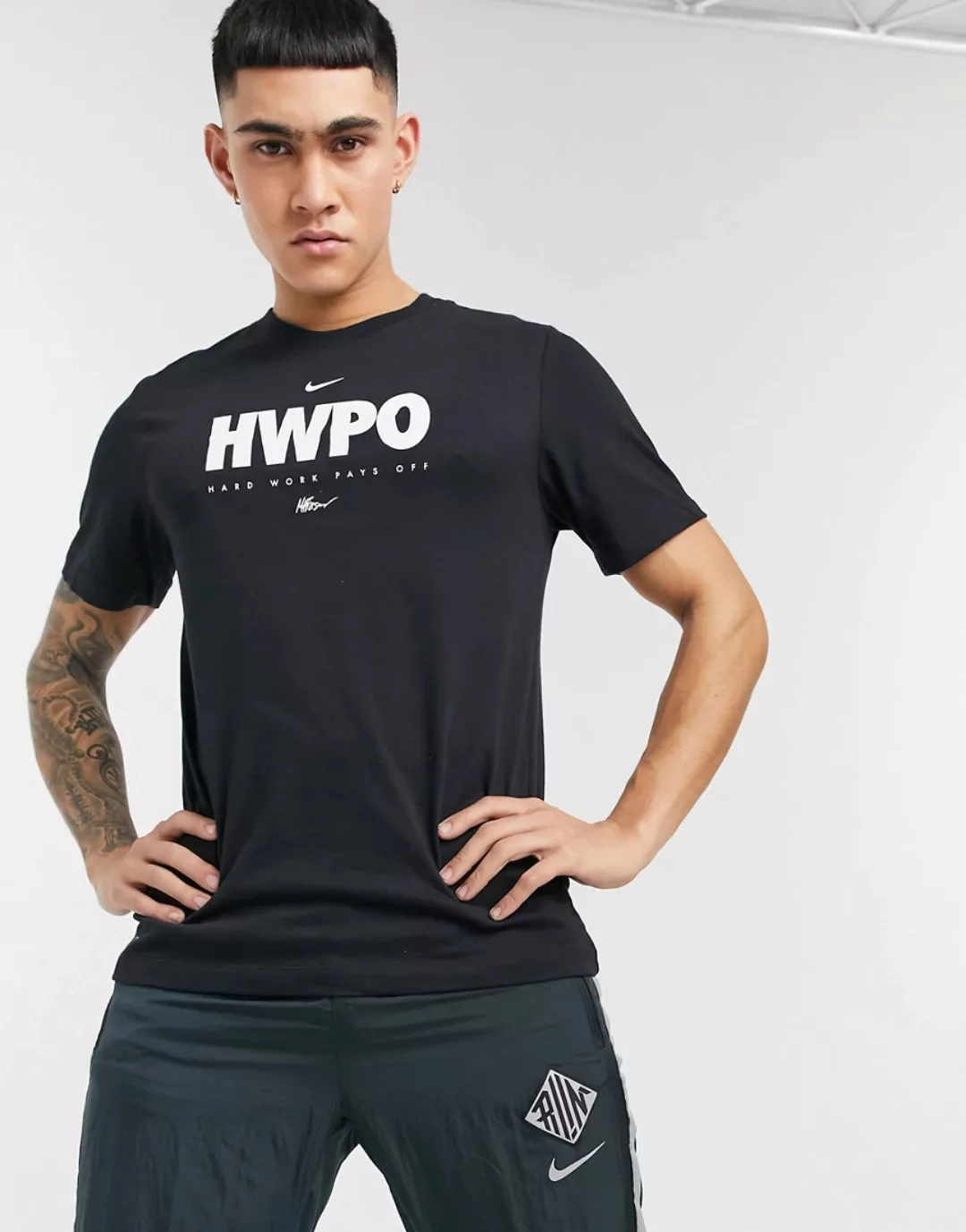 Nike Training – HWPO – T-Shirt in Schwarz mit Grafik günstig online kaufen