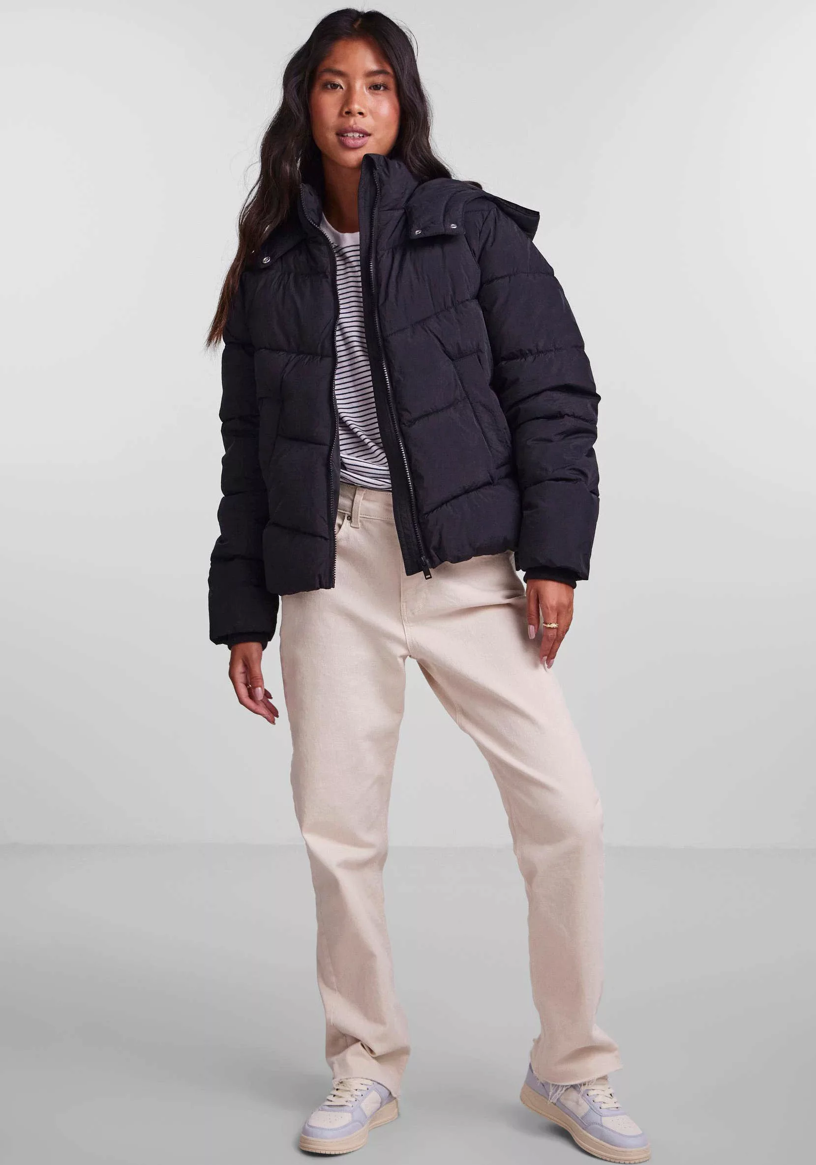 pieces Steppjacke PCJAMILLA SHORT PUFFER JACKET NOOS BC mit Kapuze günstig online kaufen