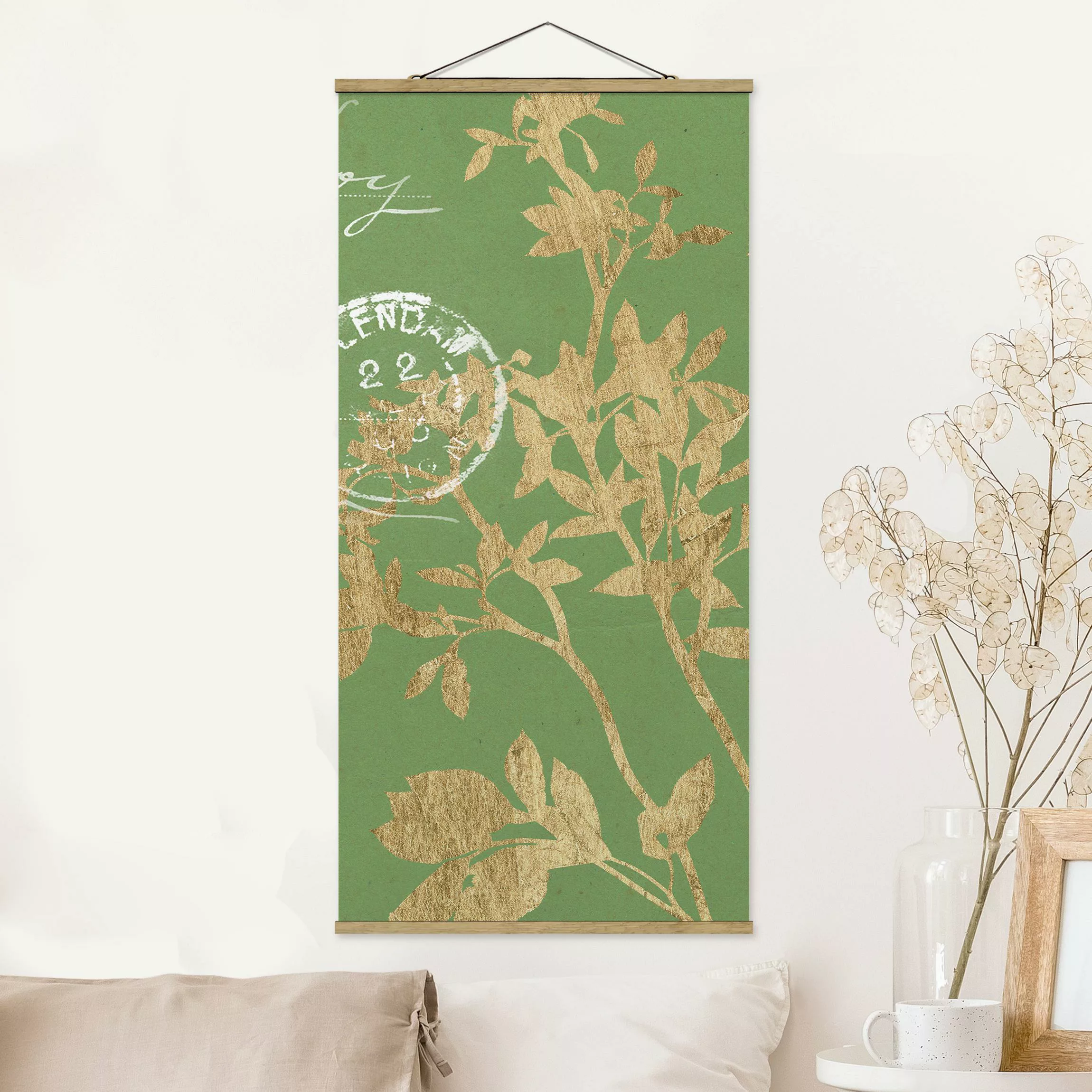Stoffbild Blumen mit Posterleisten - Hochformat Goldene Blätter auf Lind II günstig online kaufen