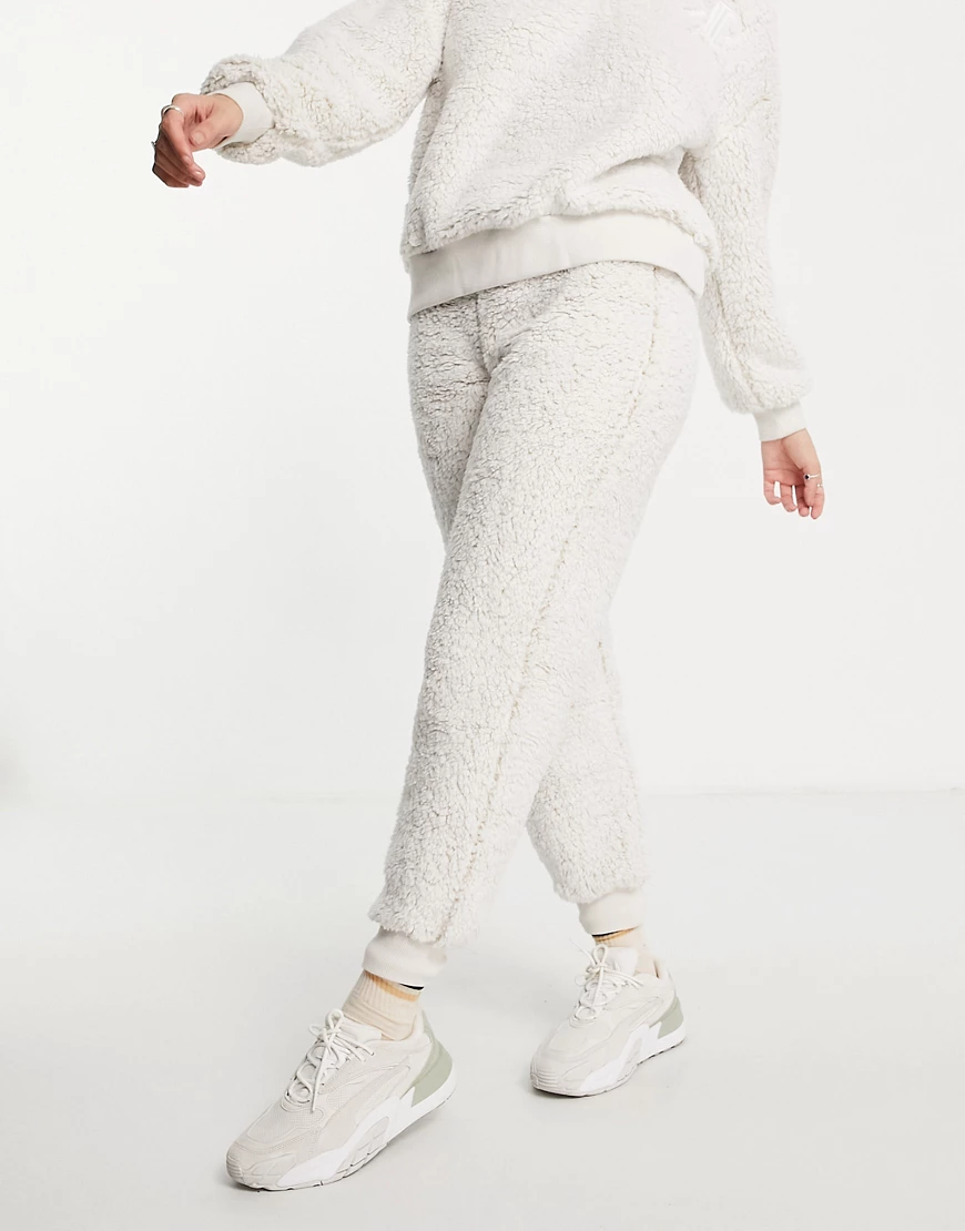 River Island – Jogginghose aus Teddystoff mit elastischem Bund in Beige, Ko günstig online kaufen