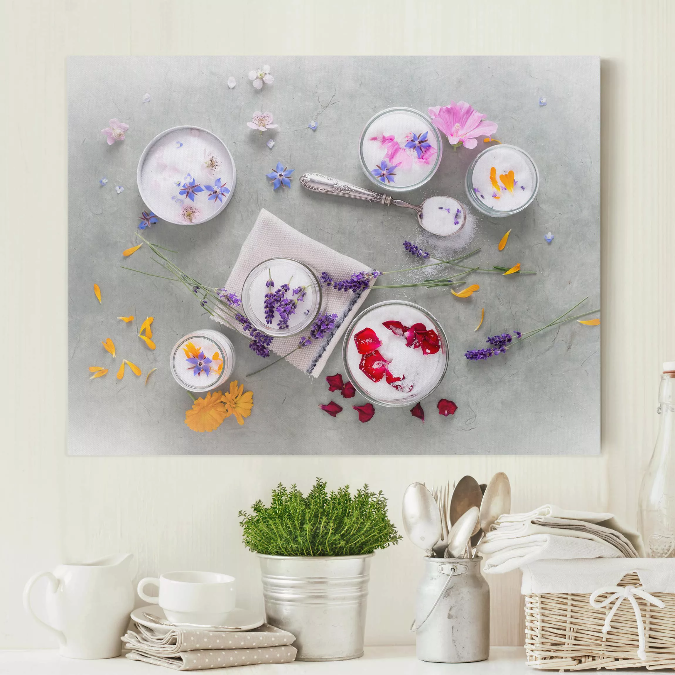 Leinwandbild Küche - Quadrat Essbare Blüten mit Lavendelzucker günstig online kaufen