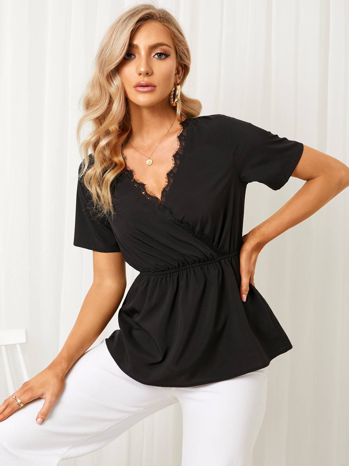 YOINS Schwarze Bluse mit V-Ausschnitt und kurzen Ärmeln mit Wimpernbesatz günstig online kaufen