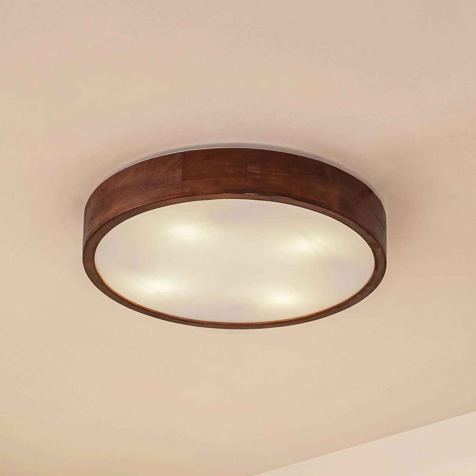 Lindby Deckenleuchte Tanju, Ø 50cm, Walnussholz, 4-flg., E27 günstig online kaufen
