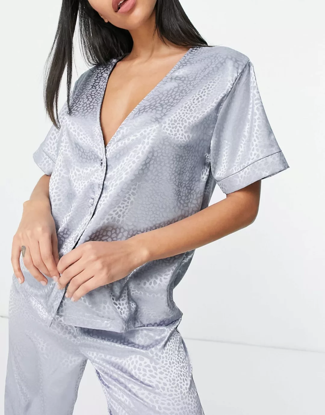 ASOS DESIGN – Mix & Match – Jacquardhemd aus Satin mit Tierfellmuster in Bl günstig online kaufen