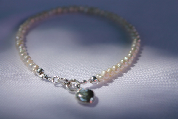Silber Perlenarmband Perlen Mit Herz-anhänger Fair-trade Und Handmade günstig online kaufen
