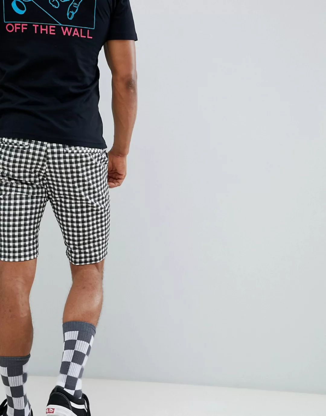 ASOS DESIGN – Enge Shorts mit schwarz-weißem Gitterkaromuster günstig online kaufen
