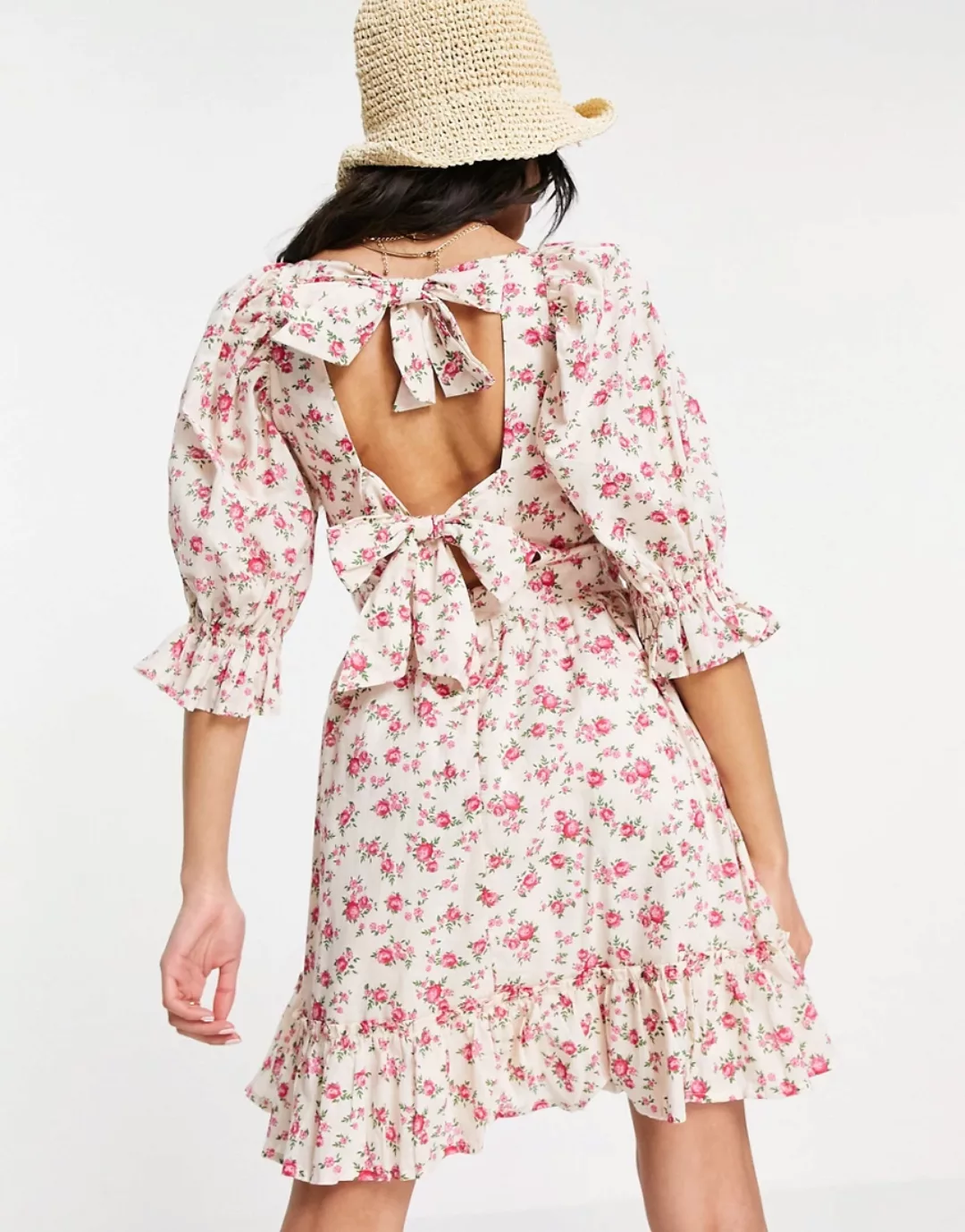 New Look – Gerafftes Hängerkleid mit Schnürung hinten in Weiß geblümt günstig online kaufen