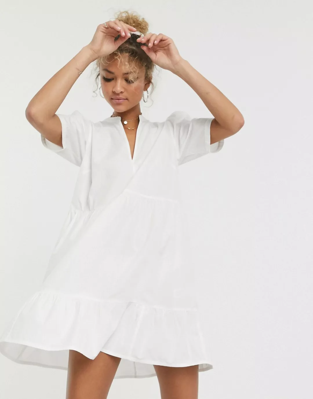 ASOS DESIGN – Gestuftes Mini-Hängerkleid aus Baumwolle in Weiß günstig online kaufen