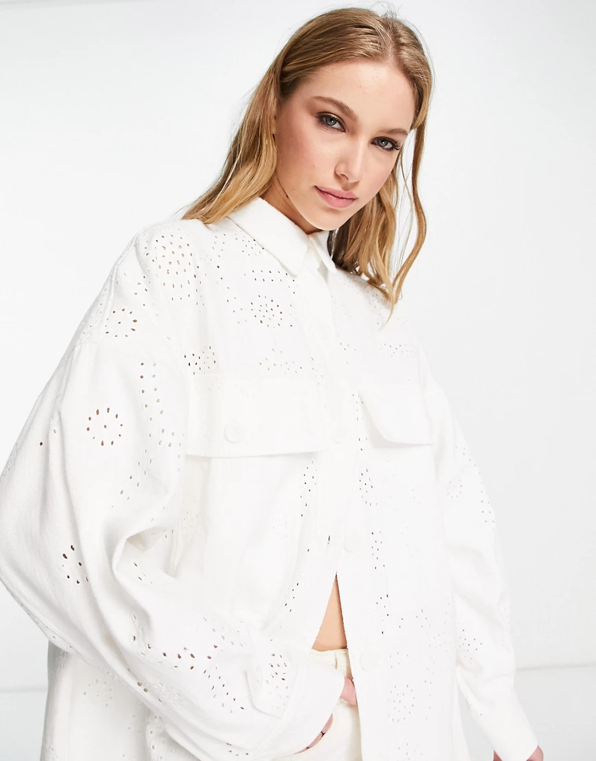ASOS EDITION – Oversize-Hemdjacke in Weiß mit Lochstickerei günstig online kaufen