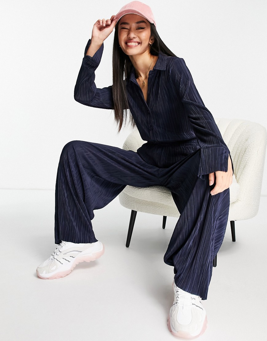 ASOS DESIGN – Langärmliger, plissierter Jumpsuit in Marineblau mit Hemddeta günstig online kaufen