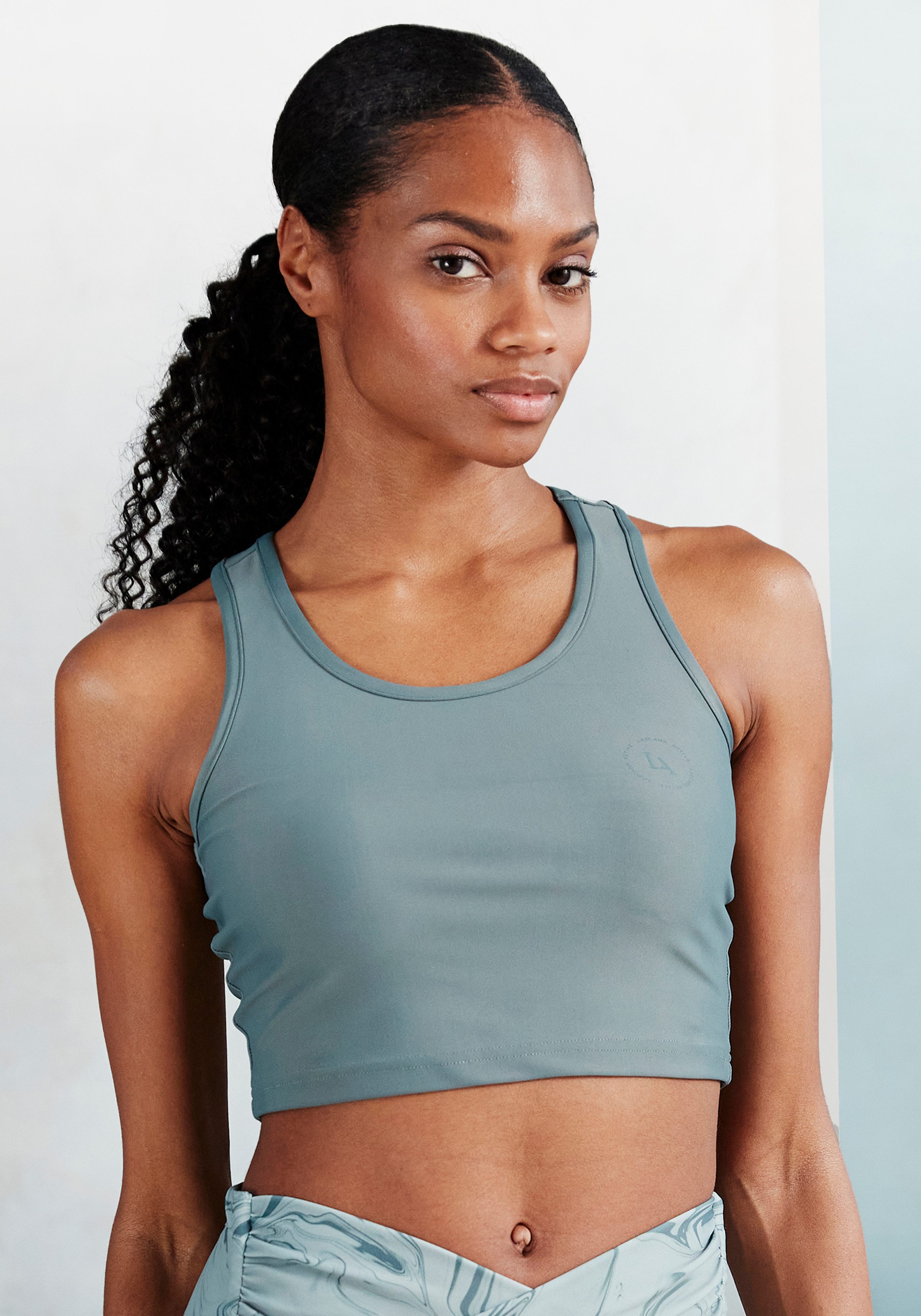 LASCANA ACTIVE Crop-Top, Sporttop mit Ringerrücken und Logodruck günstig online kaufen