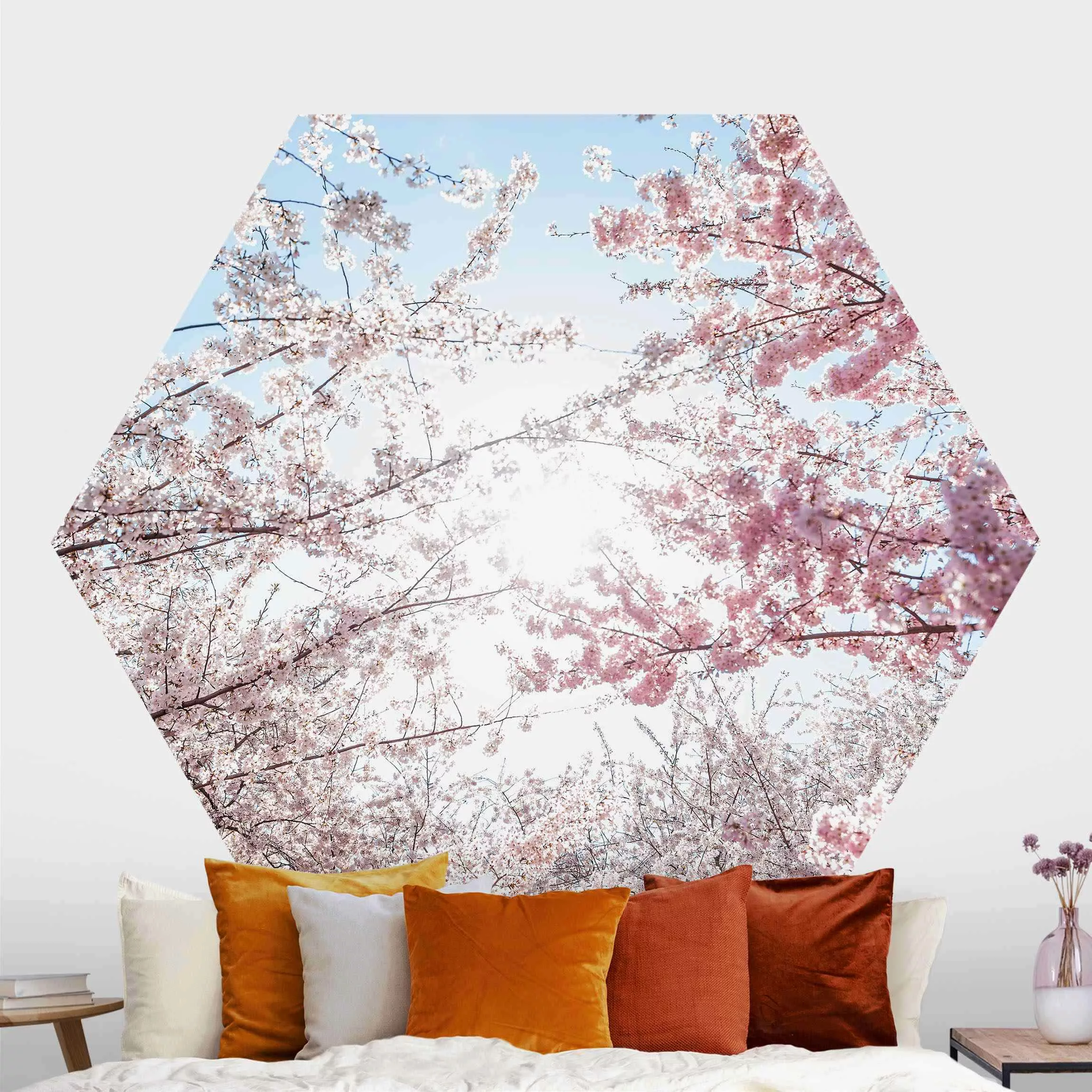 Hexagon Mustertapete selbstklebend Zwischen Kirschblütenzweigen günstig online kaufen