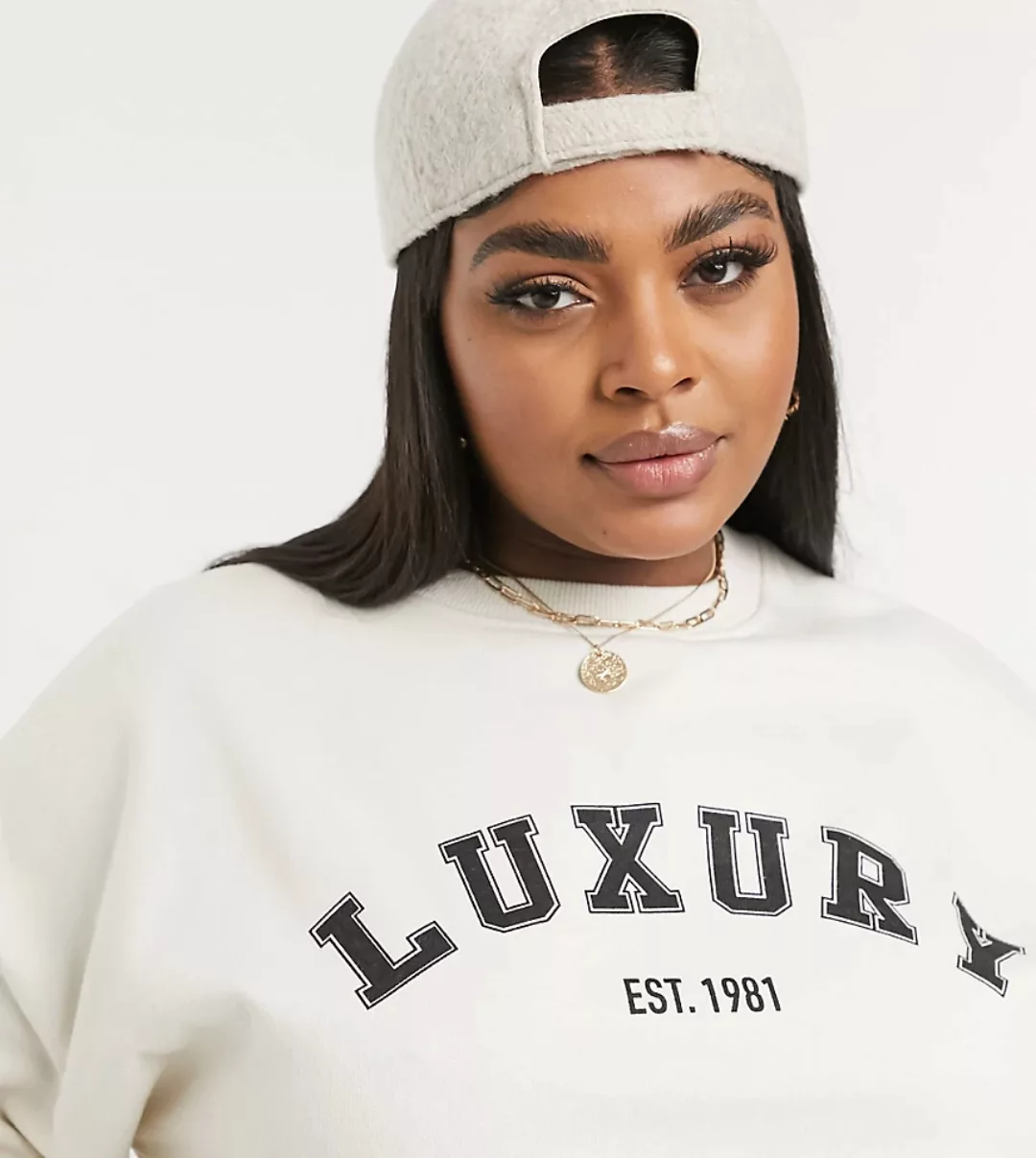 In The Style Plus x Gemma Collins – Sweatshirt mit Schriftzug in Creme-Weiß günstig online kaufen