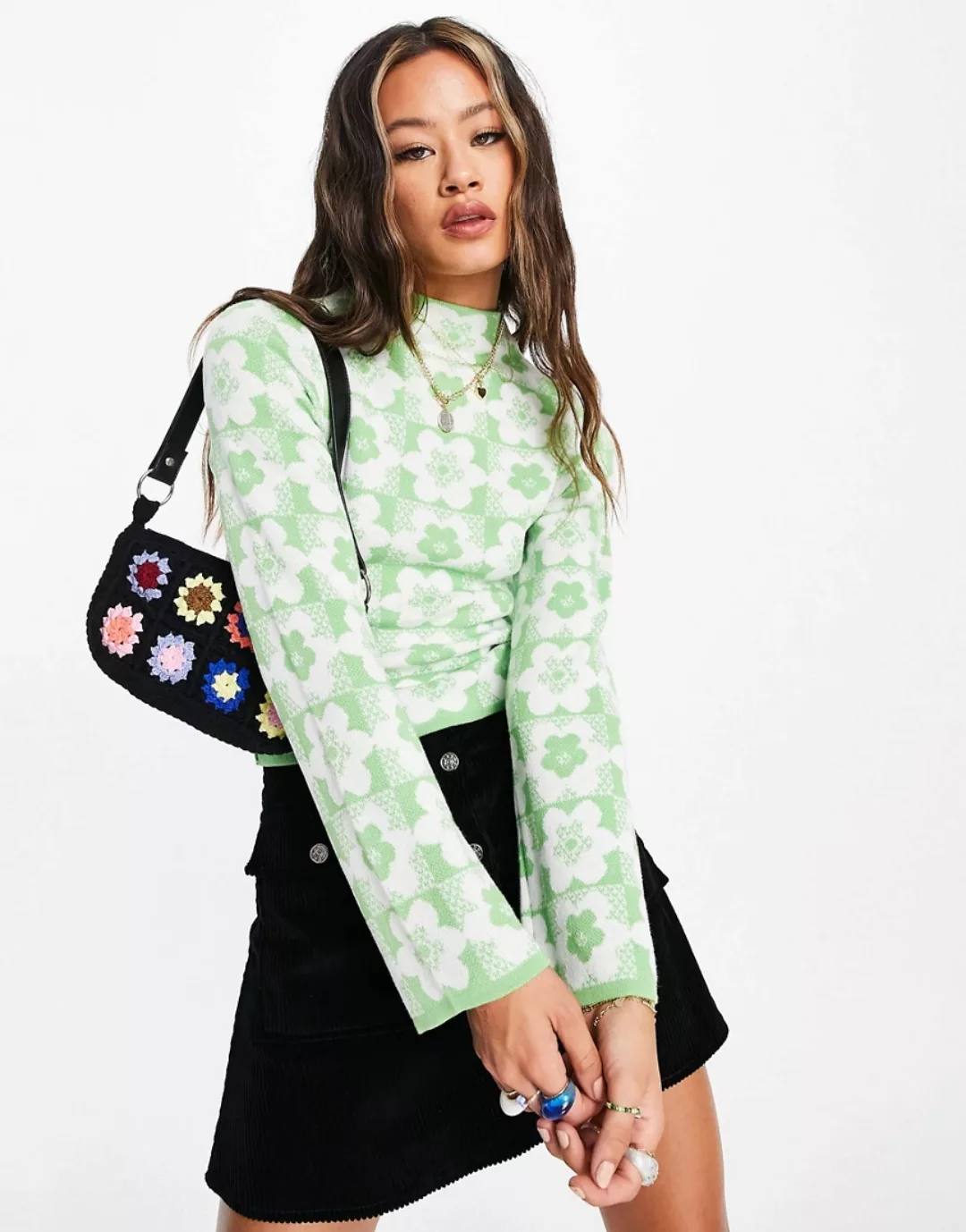 ASOS DESIGN – Hochgeschlossener Pullover in Grün mit geblümtem Schachbrettm günstig online kaufen