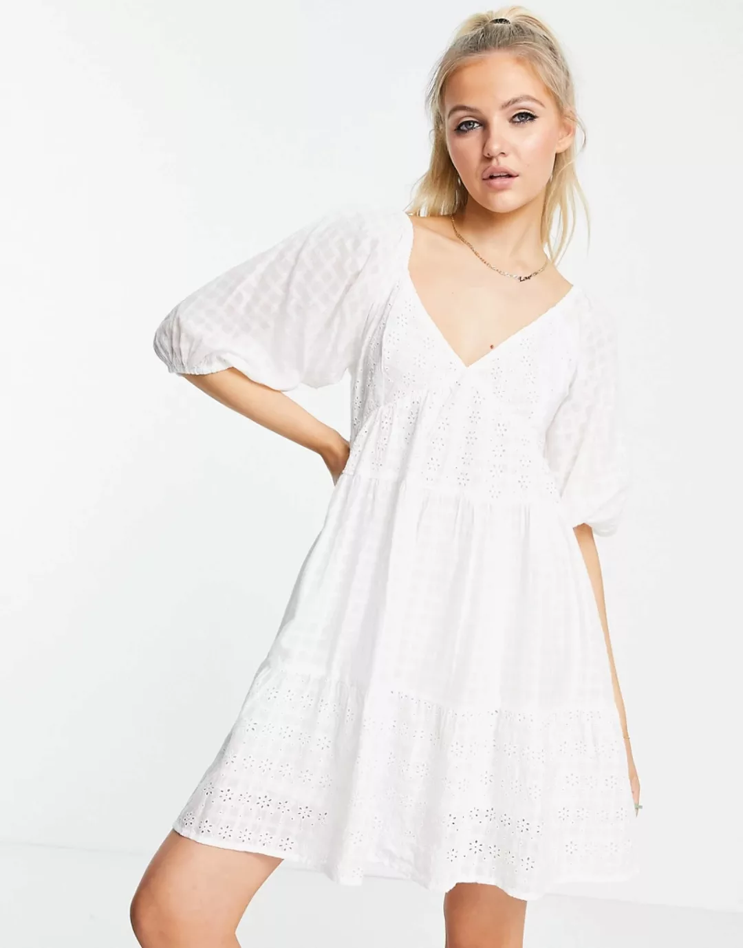 ASOS DESIGN – Gestuftes Mini-Babydoll-Kleid mit Lochstickerei-Mix in Weiß günstig online kaufen