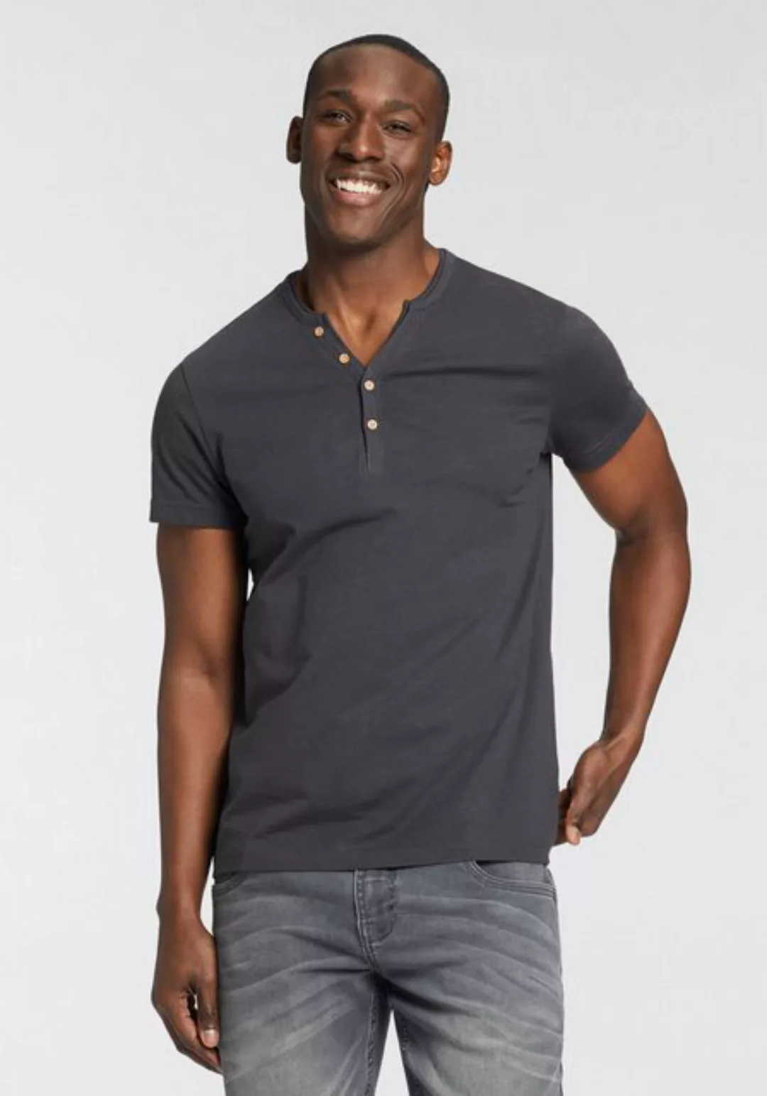 Bruno Banani T-Shirt Mit geknöpften V-Ausschnitt günstig online kaufen