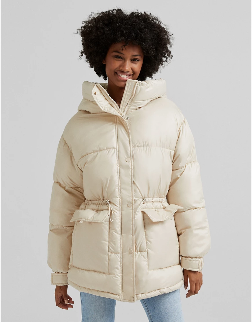 Bershka – Wattierte Oversized-Jacke aus Nylon in Beige mit Kapuze-Neutral günstig online kaufen