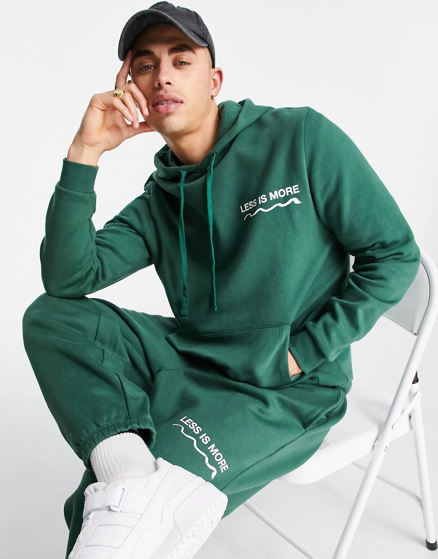 ASOS DESIGN – Oversize-Jogginghose in Dunkelgrün mit Wohlbefinden-Textdruck günstig online kaufen