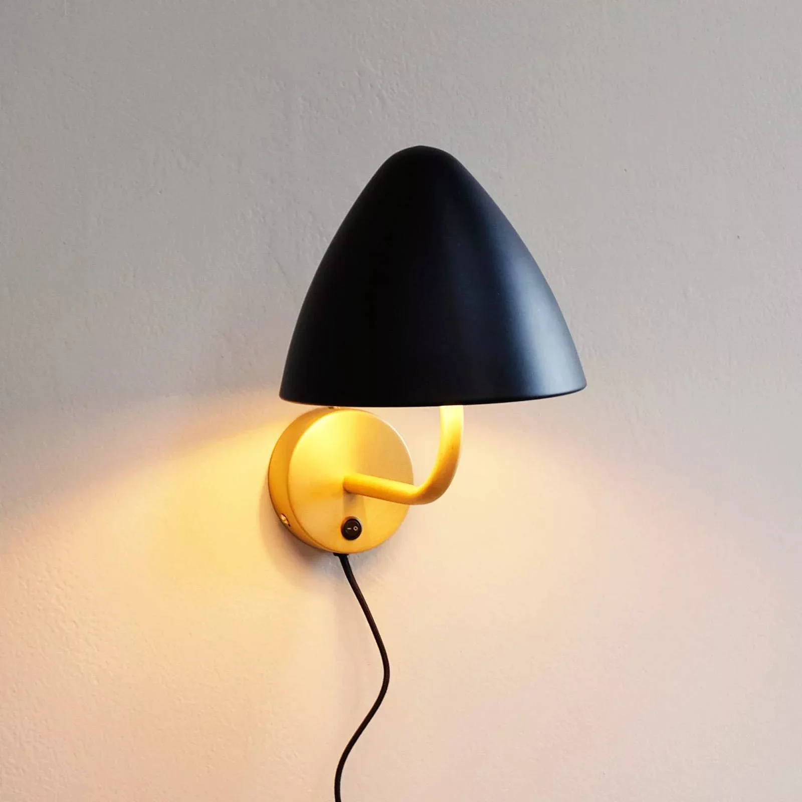 Dyberg Larsen Wandlampe Oulu, schwarz/messing, Ø 20,3 cm günstig online kaufen